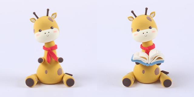 步骤6：最后做一本书放在长颈鹿手里，做好造型，这样爱看书的长颈鹿就做好啦！