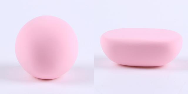 步骤1：先来做浴缸，用粉红色粘土揉一个圆球，然后整理成浴缸的形状，这个浴缸是实心的哦！