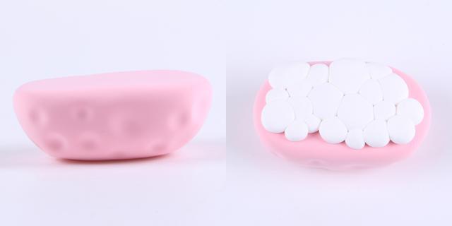 步骤2：用丸棒在浴缸上面锤出一些小窝做装饰，然后白色粘土揉一些小圆球铺在浴缸里面压平作为浴缸里的泡泡水。