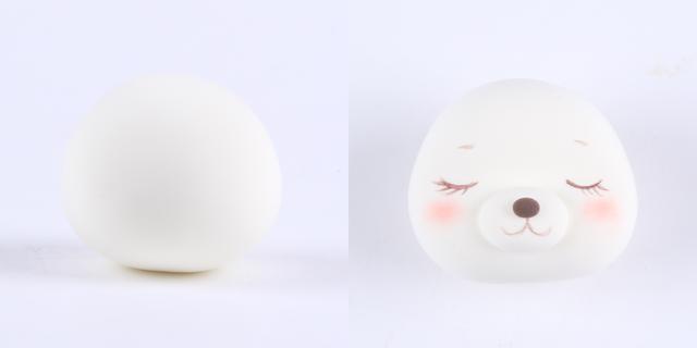 步骤4：开始做小白熊，用白色粘土揉出小熊的头部，然后做出嘴巴部分，粘上咖啡色的鼻子，画出眼睛、眉毛和嘴巴，还要涂一点腮红。