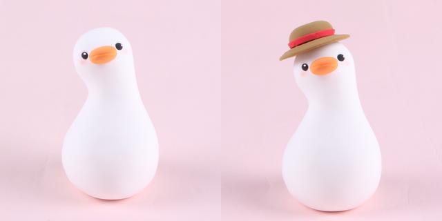 步骤2：黑色粘土做出小眼睛，橘黄色粘土做出扁扁的嘴巴，褐色和红色粘土做复读鸭的小草帽。