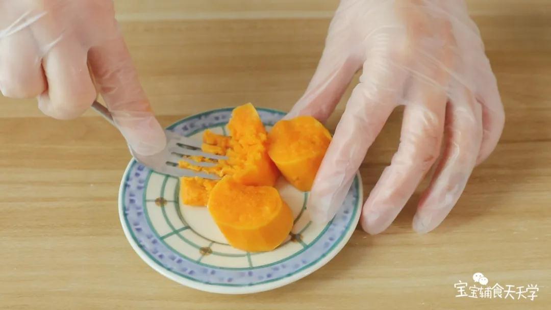 把红薯蒸熟压成泥