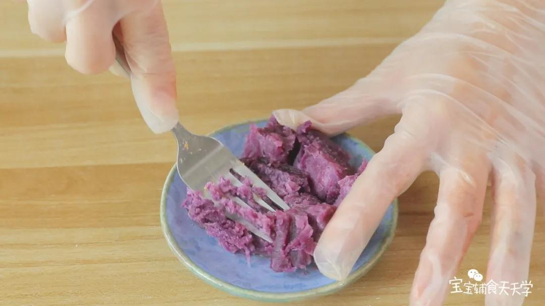 紫薯同样蒸熟压成泥