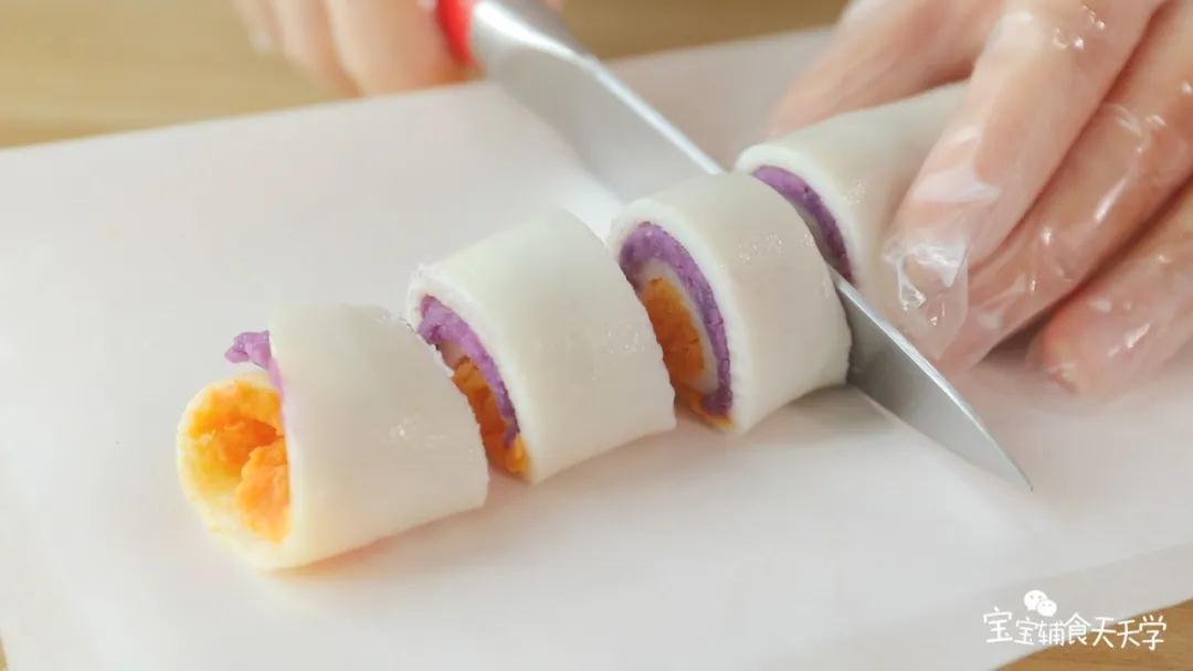 双色饼慢慢卷起来，稍微压实后切块就完成啦~
