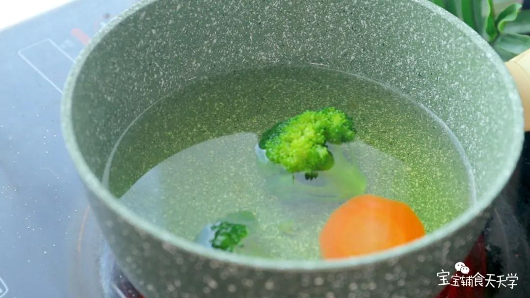 胡萝卜、西兰花切小块放入锅里焯水