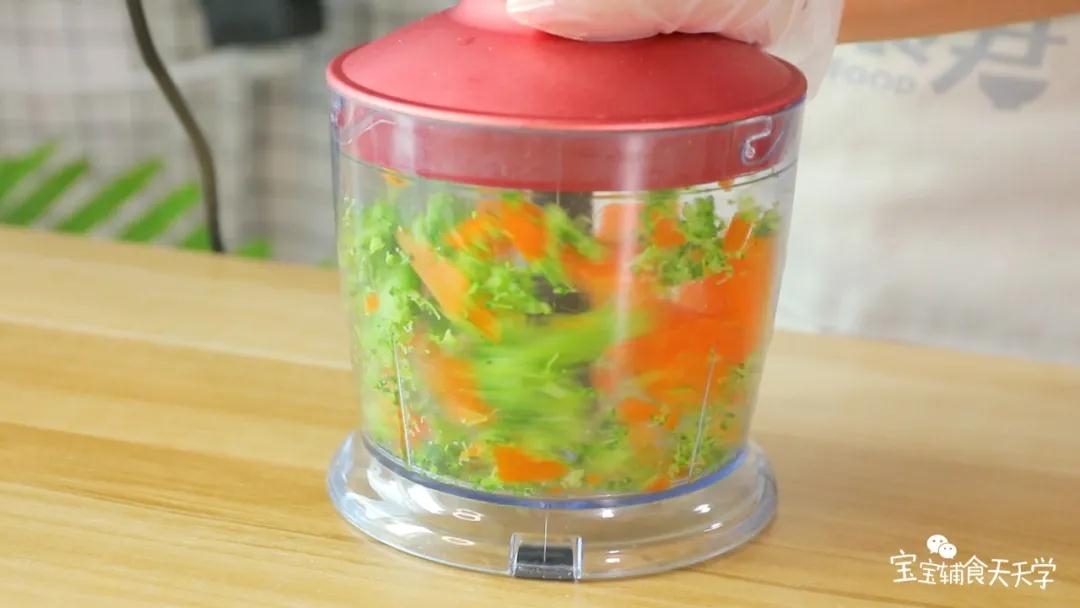 捞出胡萝卜和西兰花，放入搅拌机搅碎