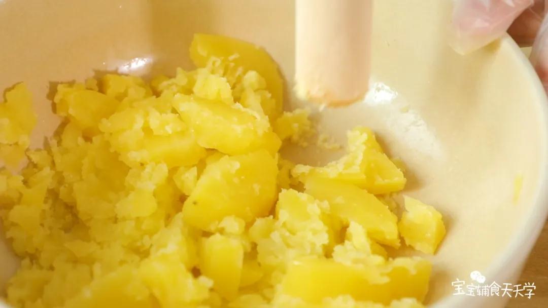 熟土豆趁热压成泥