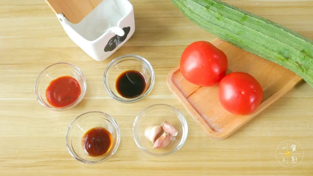 食材准备：丝瓜 / 1根，西红柿 / 2个，蒜头 / 3瓣，酱油 / 5克，蚝油 / 10克，番茄酱 / 20克，盐 、食用油适量