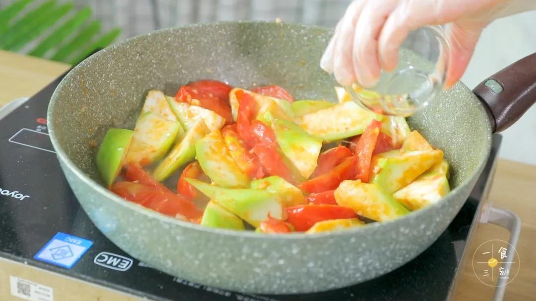 沿边加入少许清水，盖上盖子焖至软熟