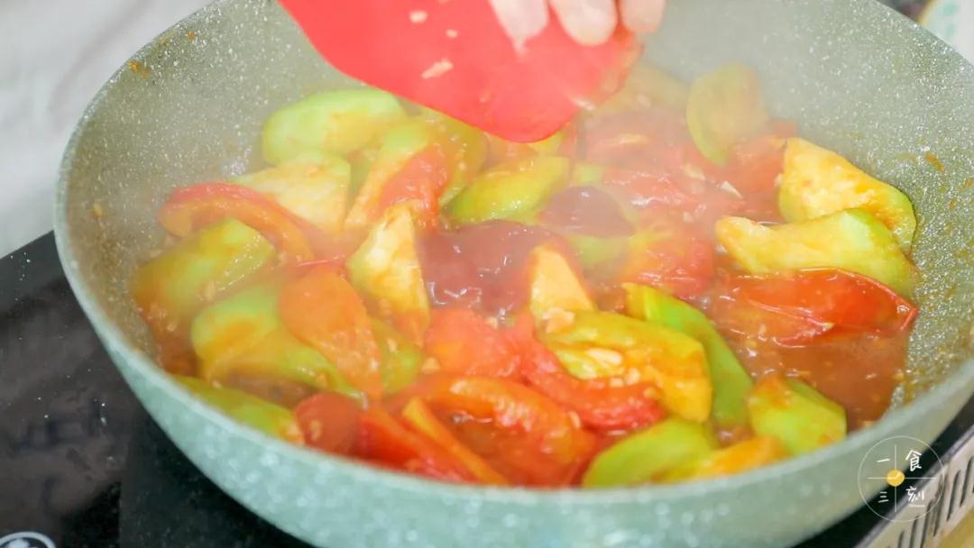 焖至剩少许汁，加入番茄酱、盐、蚝油