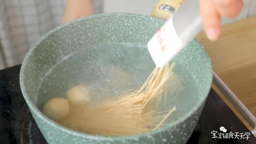 煮至鱼丸差不多熟，加入营养面，煮3分钟