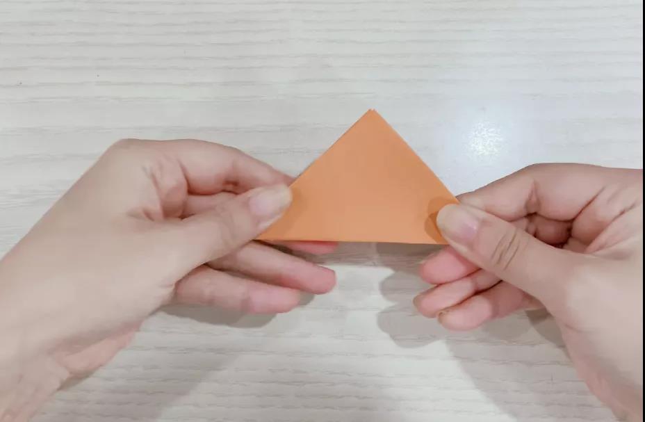 步骤1：正方形卡纸对折出三角形。