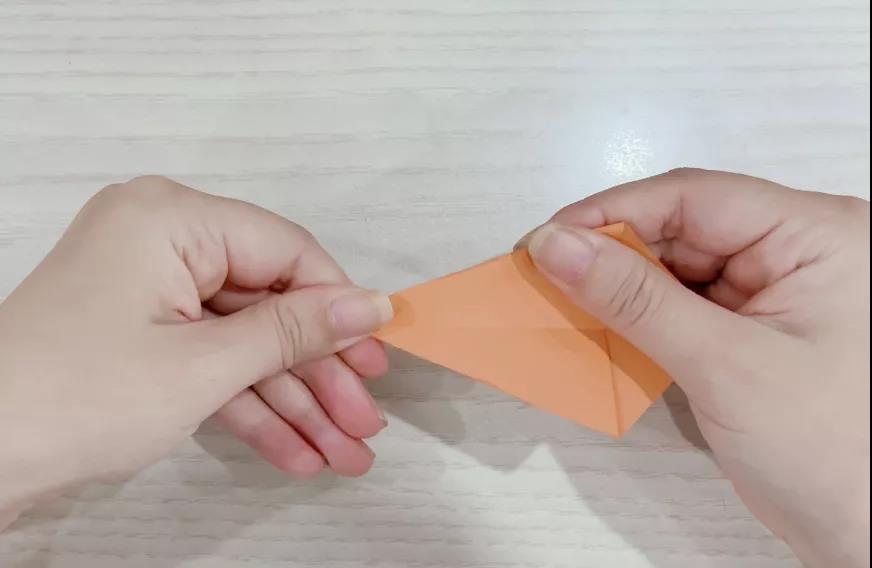 步骤2：展开后，一端沿中间对角对折。