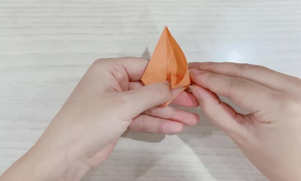 步骤5：展开后沿折痕往里折。（另一边同理）