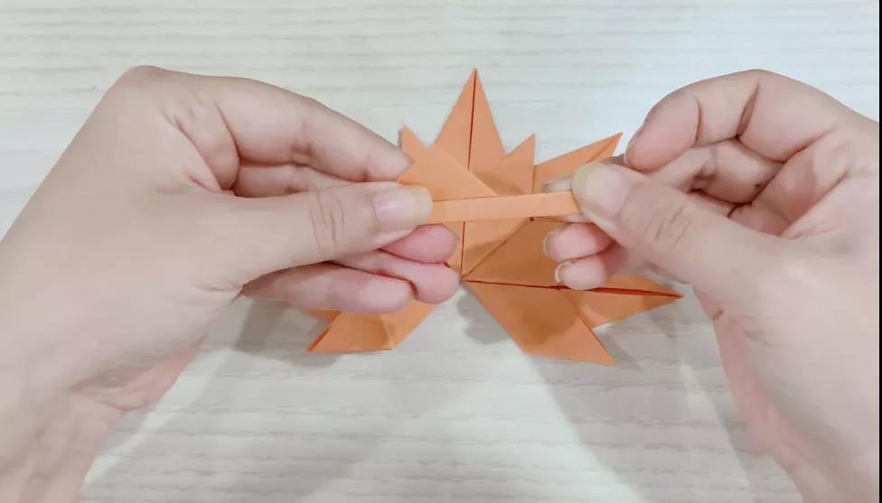 步骤13：取一张新纸折成木棍状。