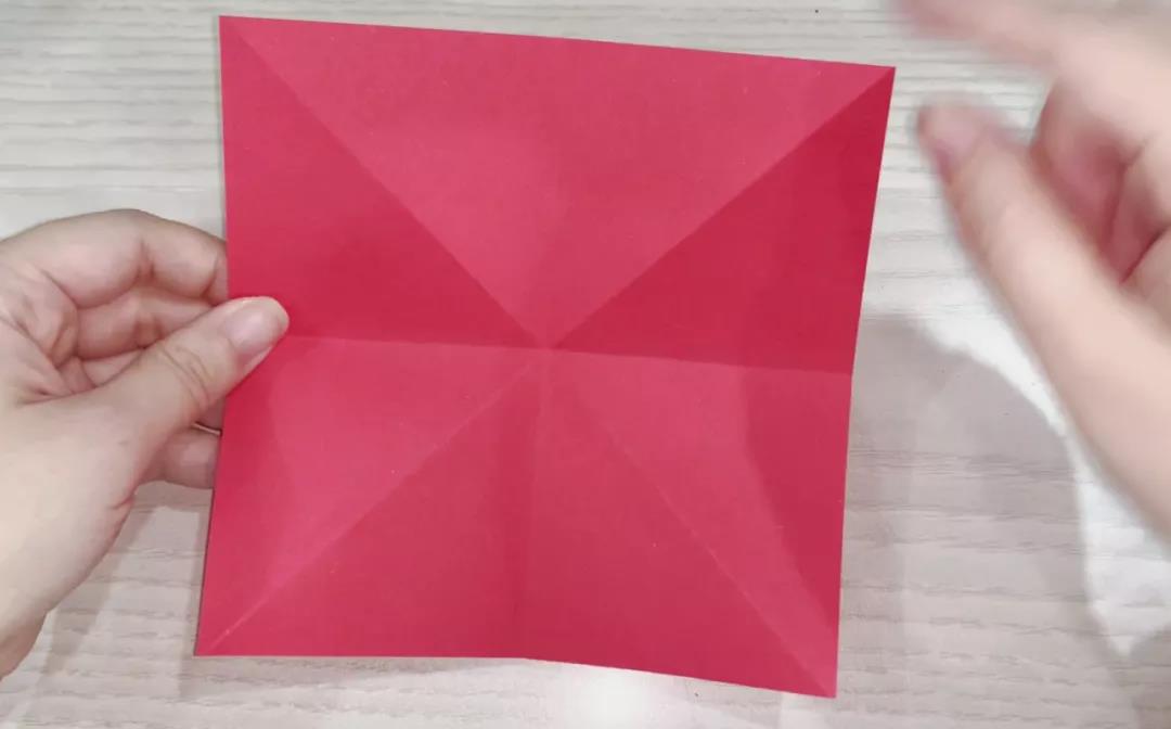 步骤1：正方形卡纸折出“米”字形。