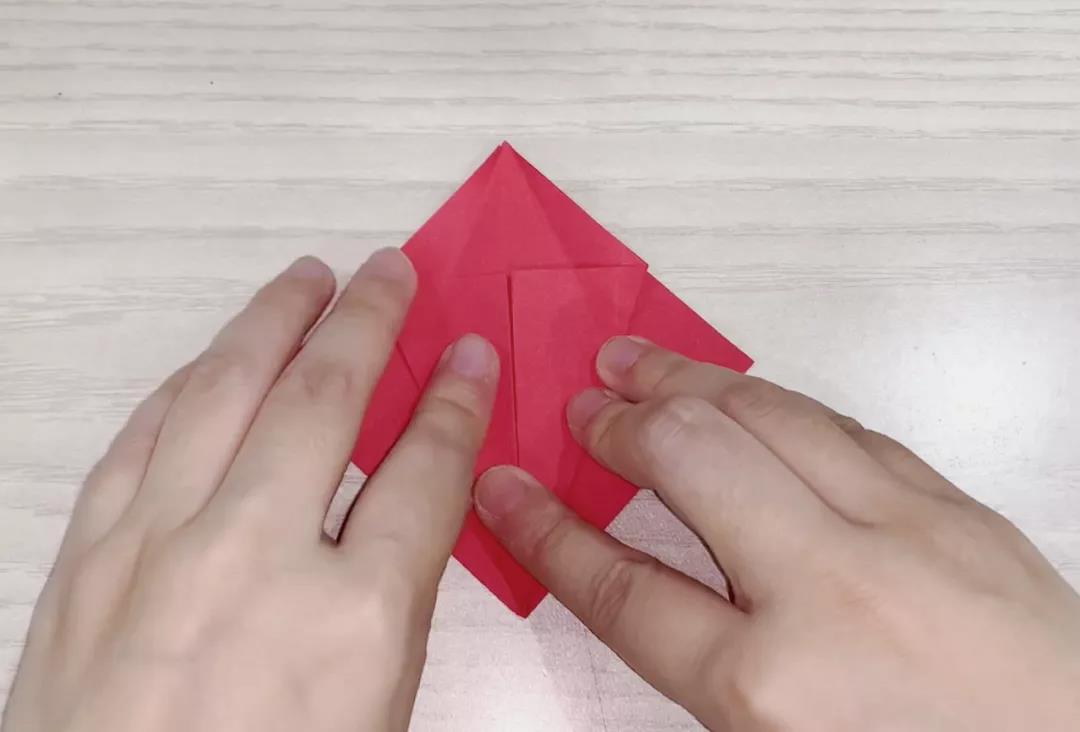 步骤3：开口朝上，闭口为顶端，两侧向中心折。