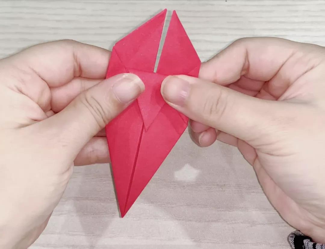 步骤6：正面和反面的尖角向下折。