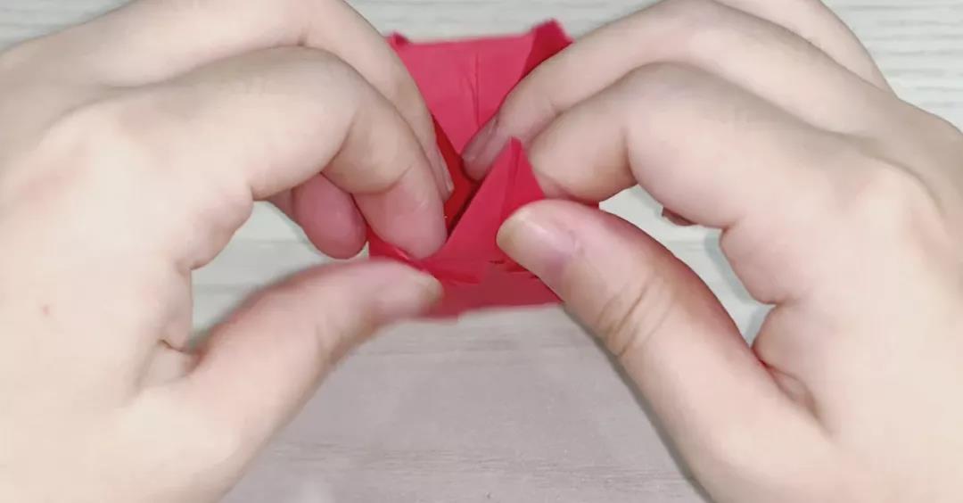 步骤9：向外折的尖角也往里面折。