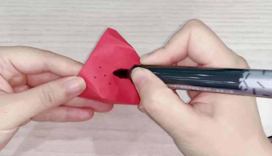 步骤10：外表用黑色笔点上点点。