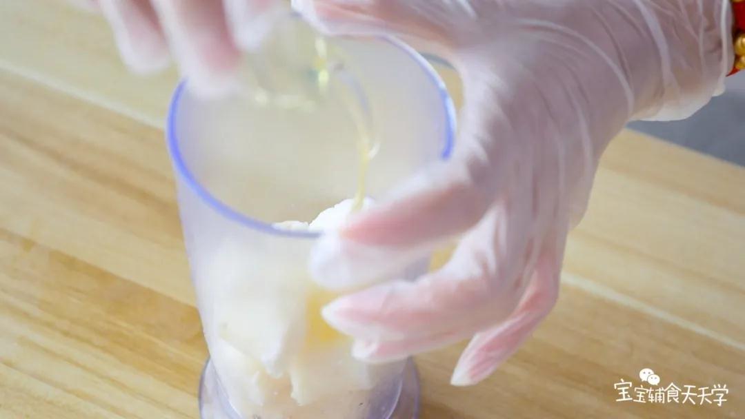 第3步：把熟山药、蛋清放入搅拌机