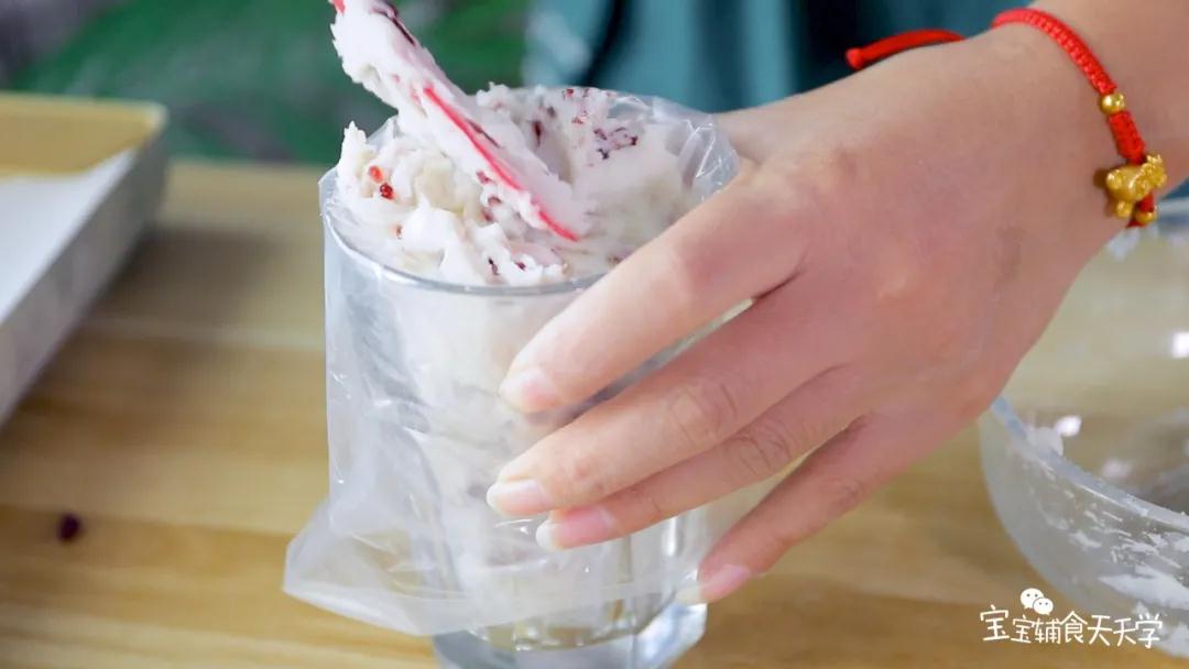 第7步：把糊糊装入裱花袋