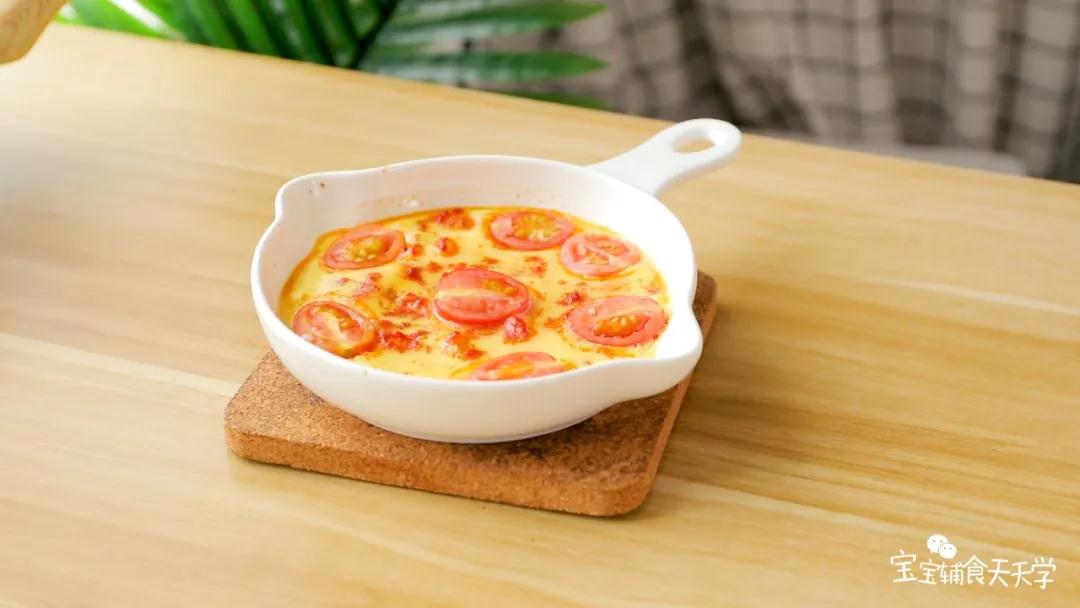 香喷喷的烘蛋出炉，弥漫着番茄酸甜的味道