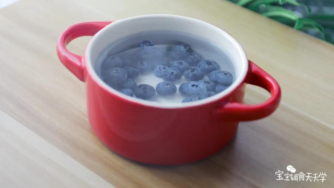 把蓝莓加点盐，用浸泡一下后洗净备用