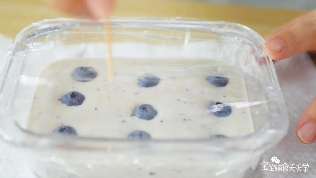 盖上保鲜膜，用牙签戳几个洞