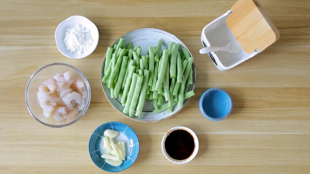 食材准备：虾仁 / 150克，四季豆 / 300克，蒜瓣 /适量，淀粉 /3克，酱油 /10克，料酒 / 5克，盐 / 适量