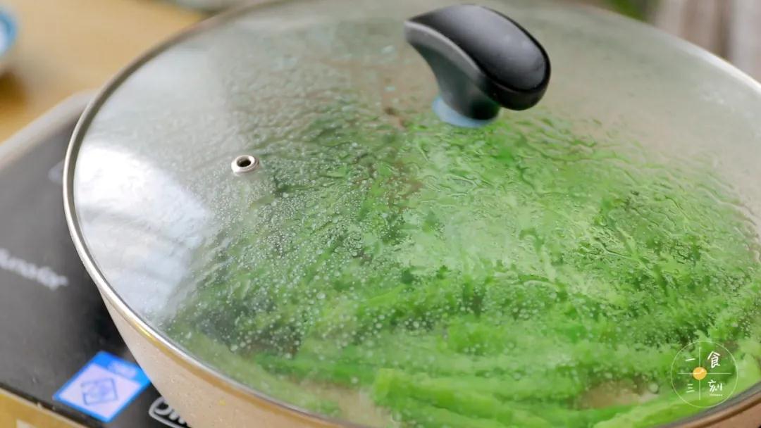 炒至出香味，四季豆变绿，加入适量的清水没过四季豆就可以，盖上盖子焖熟