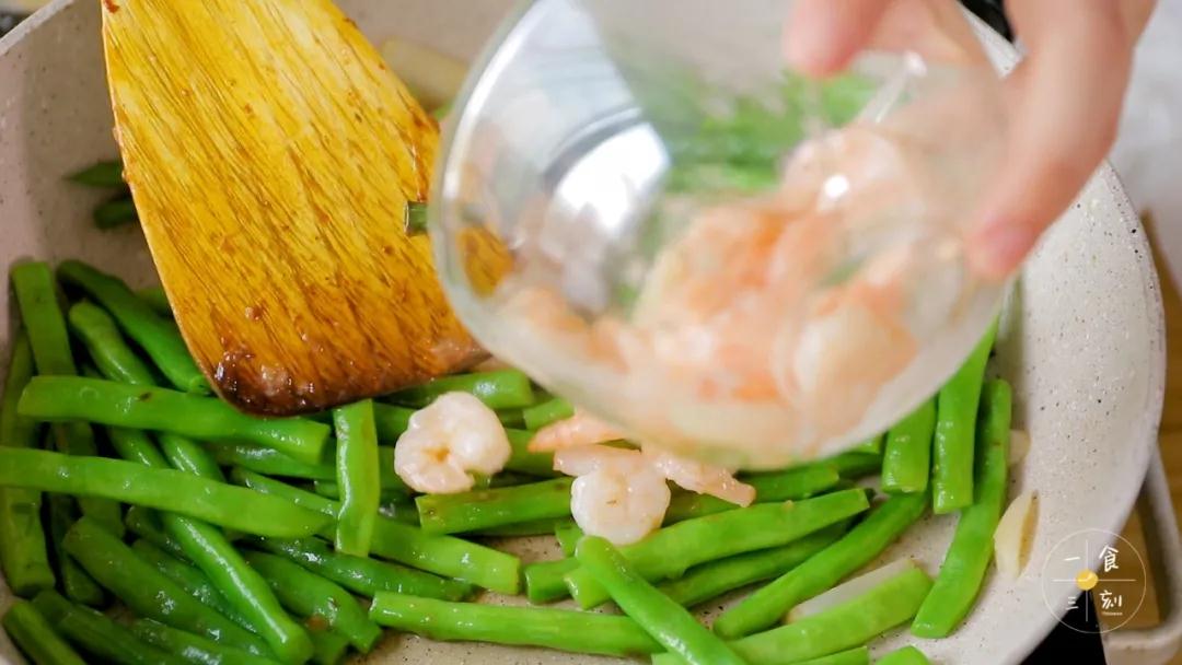 加入虾仁，翻炒2-4分钟