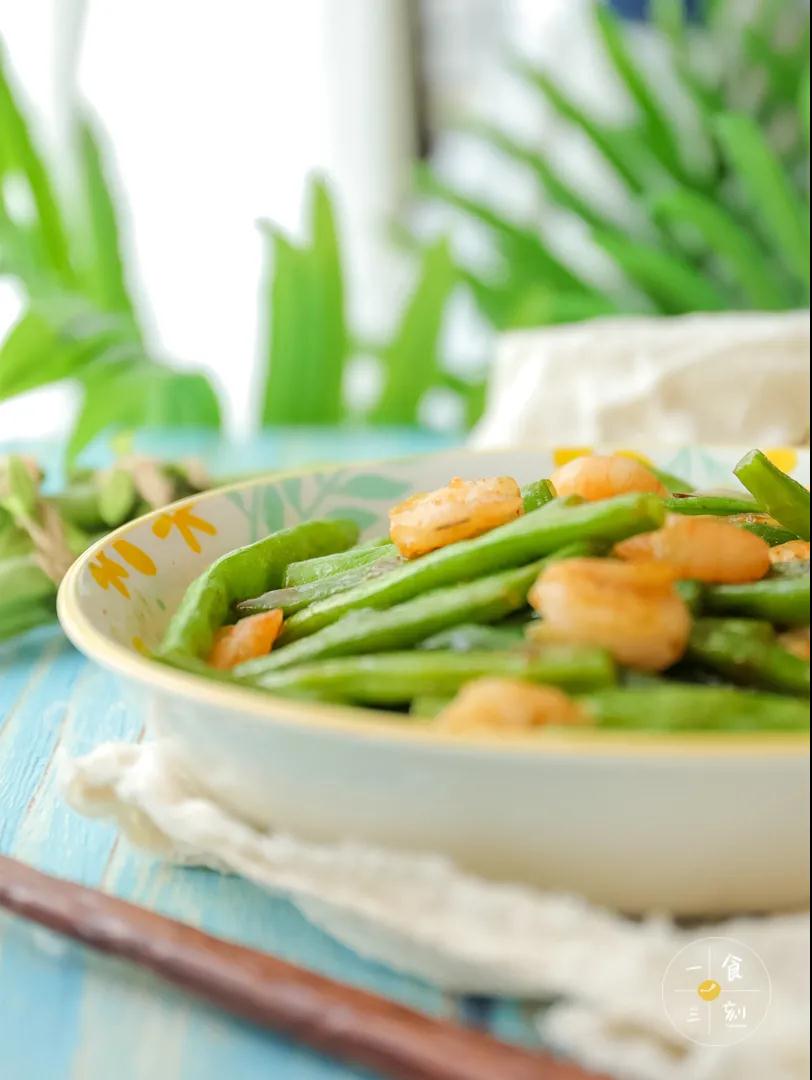 这道菜看起来清清爽爽，如同它的颜色般清新，但四季豆很快就能吸收蒜香的酱汁，与爽口清甜的虾仁一起，够味又不重口味。