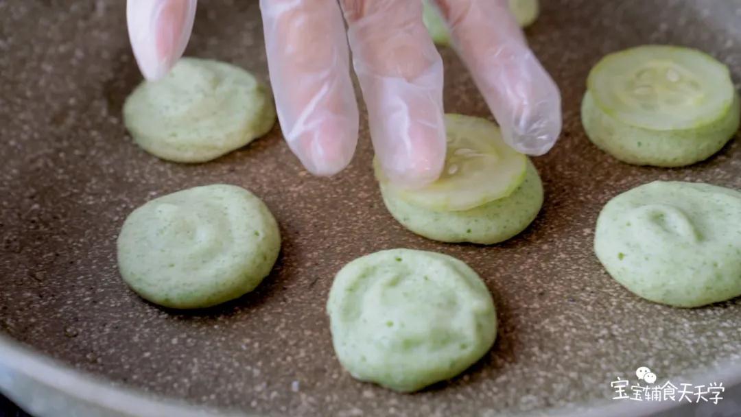 挤入面糊，把青瓜片放在面糊上