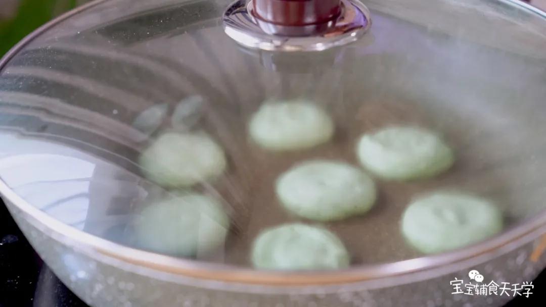 撒少许水，盖上盖子焖煎5分钟即可