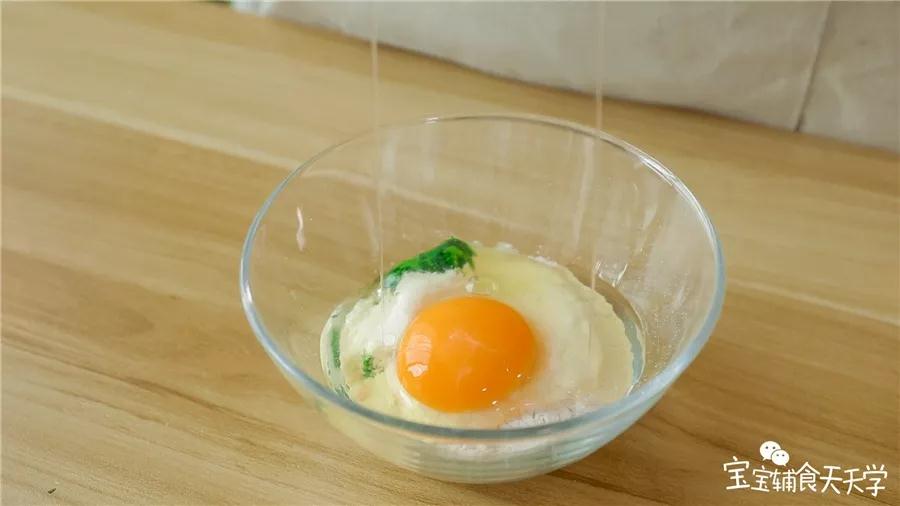 粘米粉里倒入菠菜碎、打入鸡蛋、倒入清水