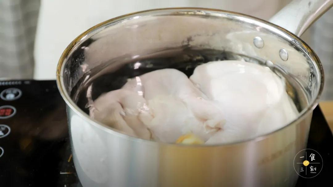 锅里倒入清水，放入姜片、猪肚、料酒，煮大约15-20分钟捞起