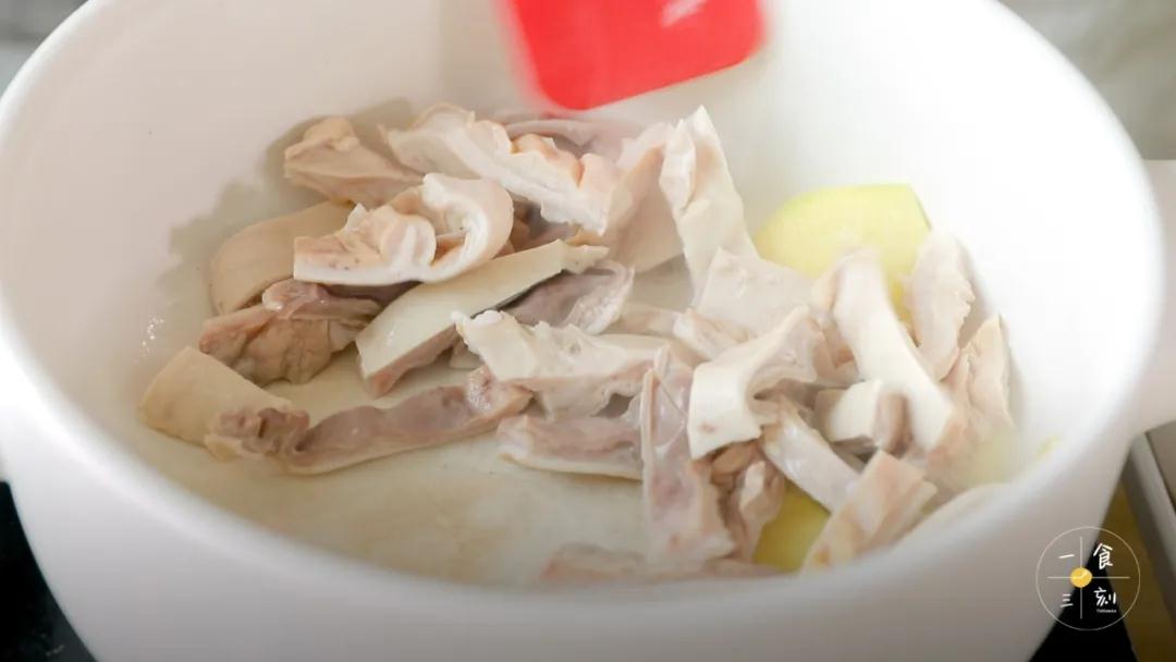 砂锅热锅下油，放入姜片爆香，然后放入猪肚和白胡椒炒香，再加入白酒翻炒