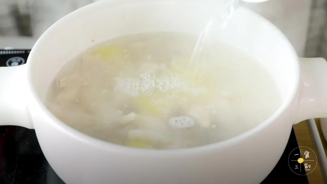 倒入开水，加盖煮至水沸