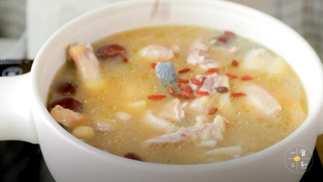 开盖，倒入鸡肉、枸杞，中小火再煮10分钟