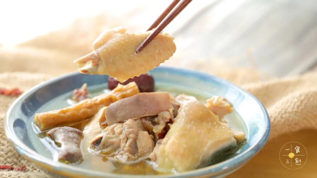 汤底清甜甘润，猪肚爽口，鸡肉软嫩，相得益彰。