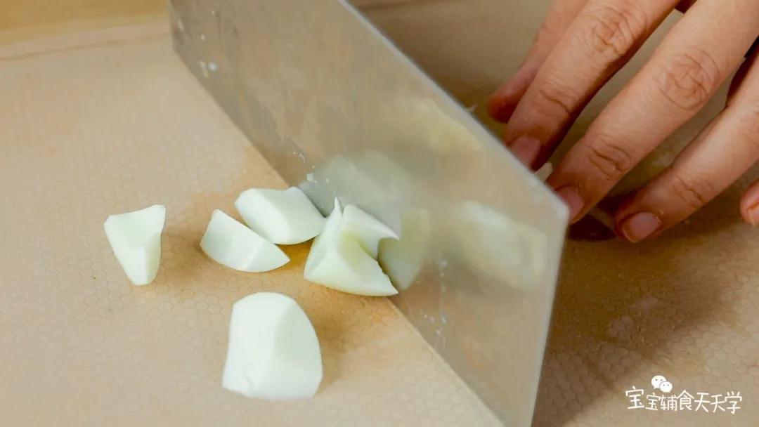 水煮蛋分离蛋黄蛋白，分别把蛋白切碎，蛋黄压碎