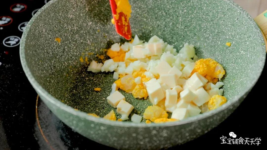 倒入鳕鱼碎、蛋白碎、豆腐碎煮5分钟