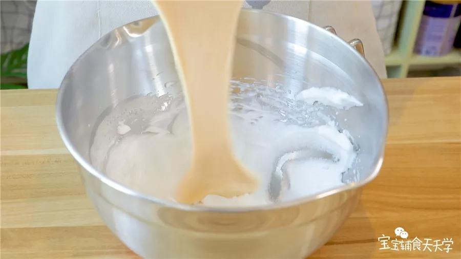 全部面糊倒入蛋清发泡中