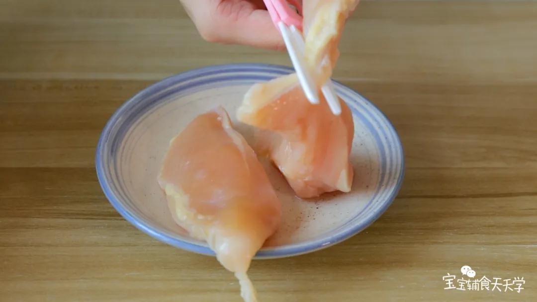 第4步：把鸡胸肉煎小块些，水开煮熟