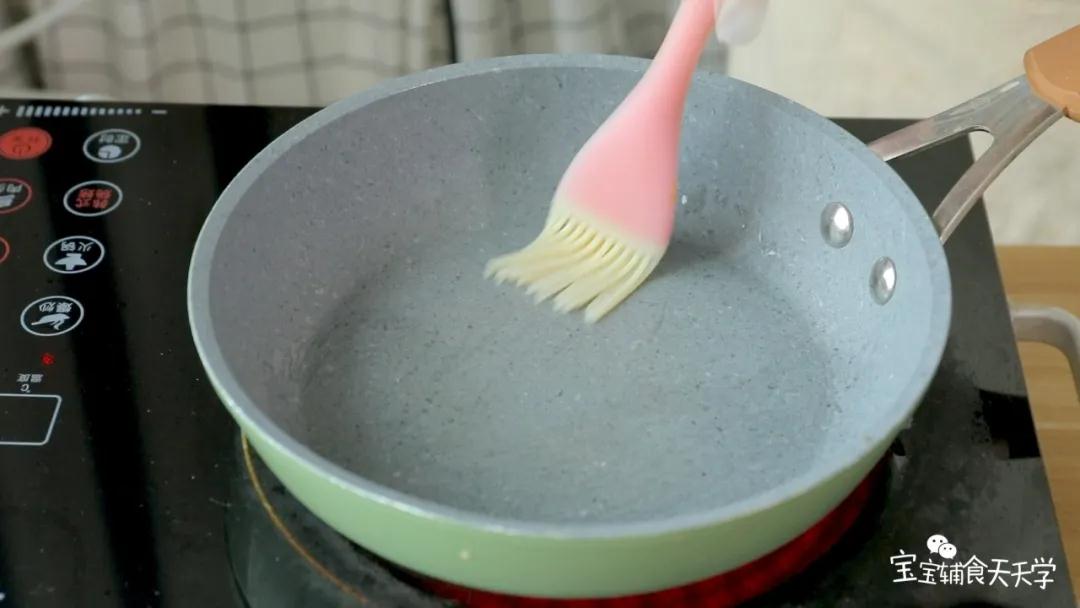 第4步：热锅，刷上一层热炒油