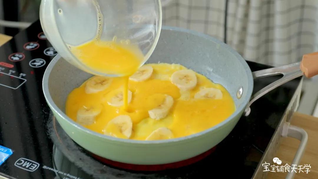 第7步：待蛋液凝固些，香蕉皮不会移动了，再倒入剩余的蛋液