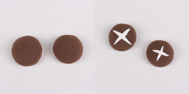 步骤3：咖啡色粘土做成半球状，然后白色粘土揉成梭形，交叉粘在咖啡色半球上，这是香菇。大家看看像不像？