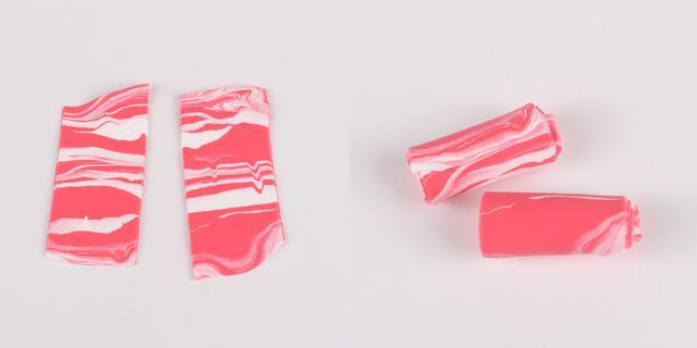 步骤4：寿喜锅怎么能少了牛肉呢？把白色粘土和红色粘土掺在一起，稍微揉几下，然后擀成薄片，切成长条状，如上图所示，这就是牛肉啦！把它们卷成一卷，牛肉卷就做好了。