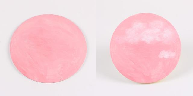 步骤1：取一个圆形画板，上面用丙烯图上粉红色，然后抹上少许白色丙烯作为云朵，这样背景就做好了。
